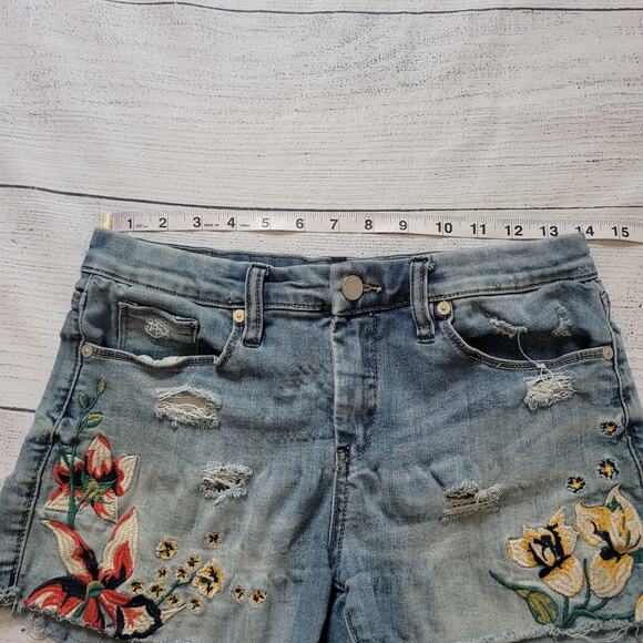 Blank NYC Size 28 Floral Embroidered Hiker Cutoff Jean Shorts Boho Festival - Picture 4 of 9